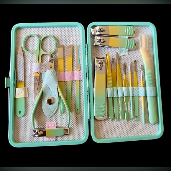 Pastel stainless steel manicure set in case NWT - Picture 5 of 7